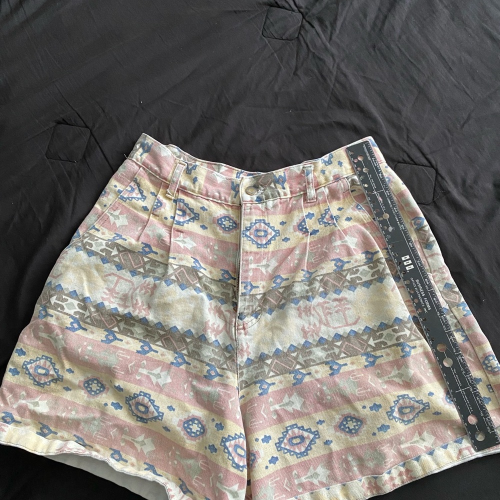 Vintage high waist shorts !!